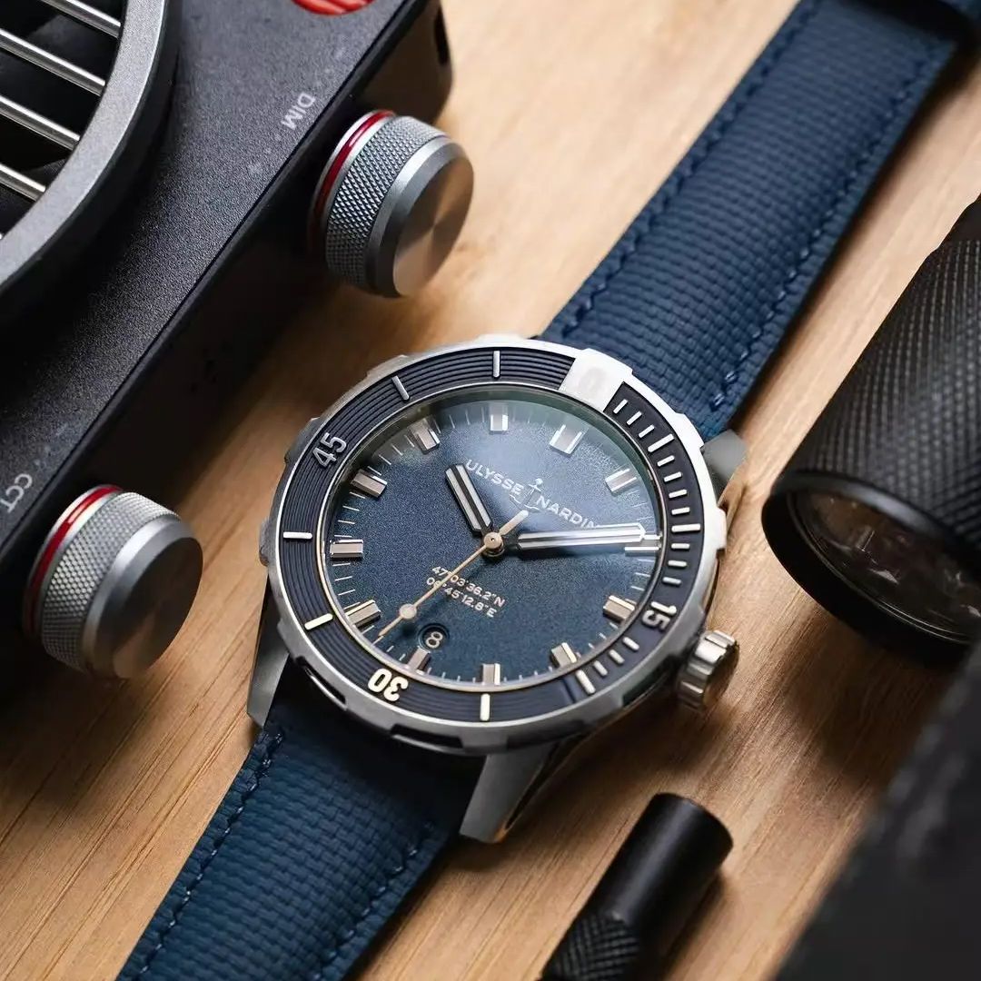 Новый дизайн, фирменный ремешо – обзор и цена Cartier Watch Santos