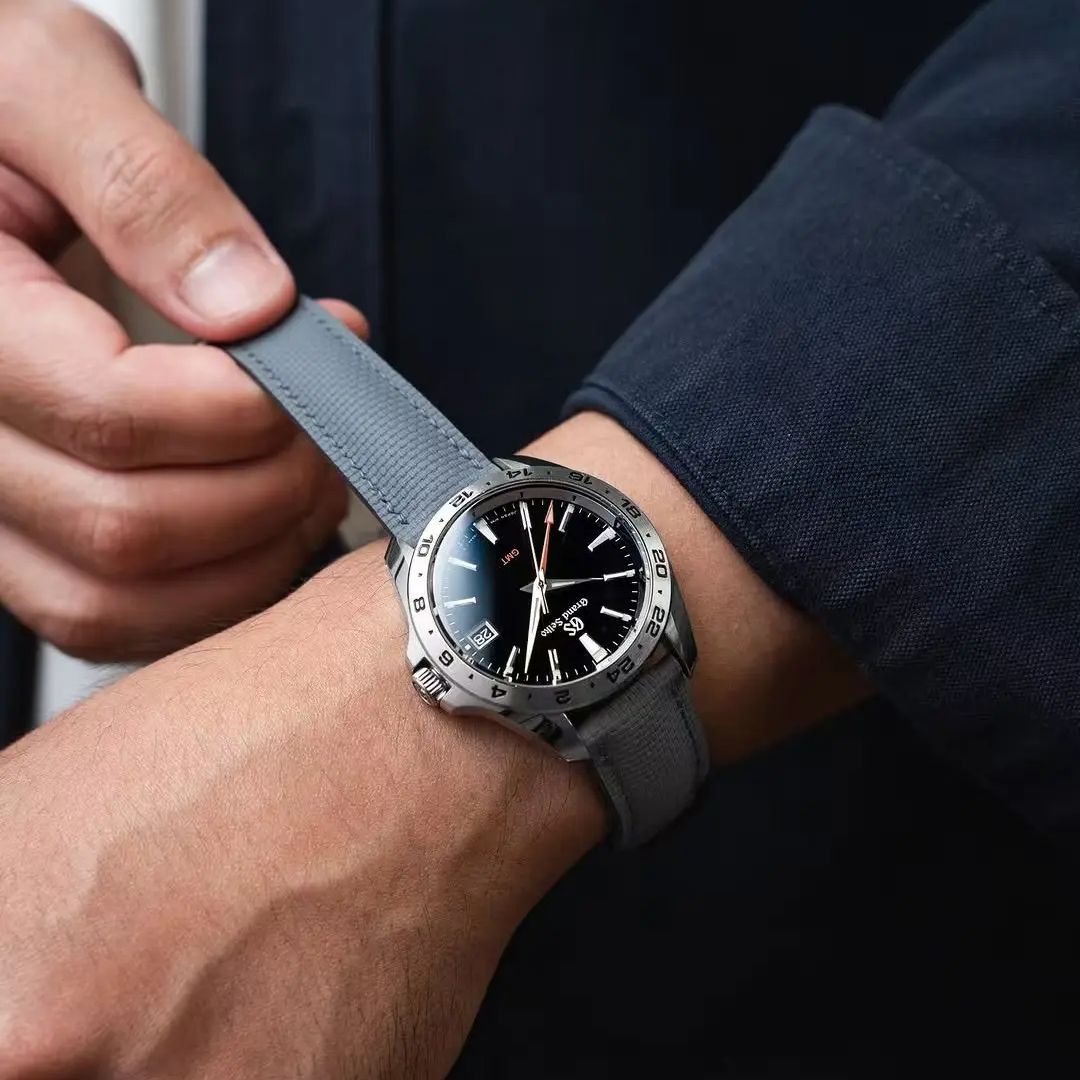 Новый дизайн, фирменный ремешо – обзор и цена Cartier Watch Santos